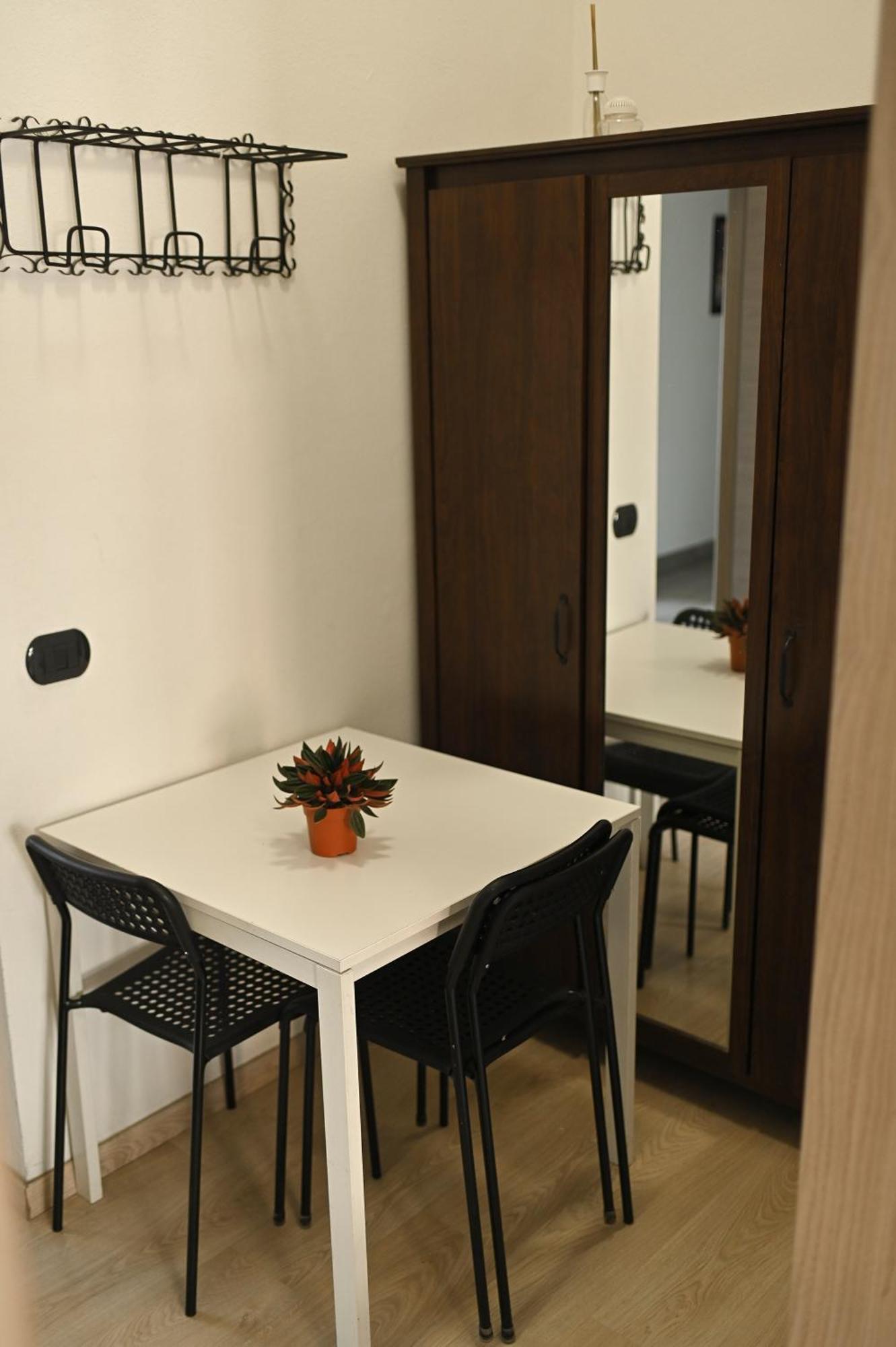 La Gloria Rho Private Rooms Only المظهر الخارجي الصورة
