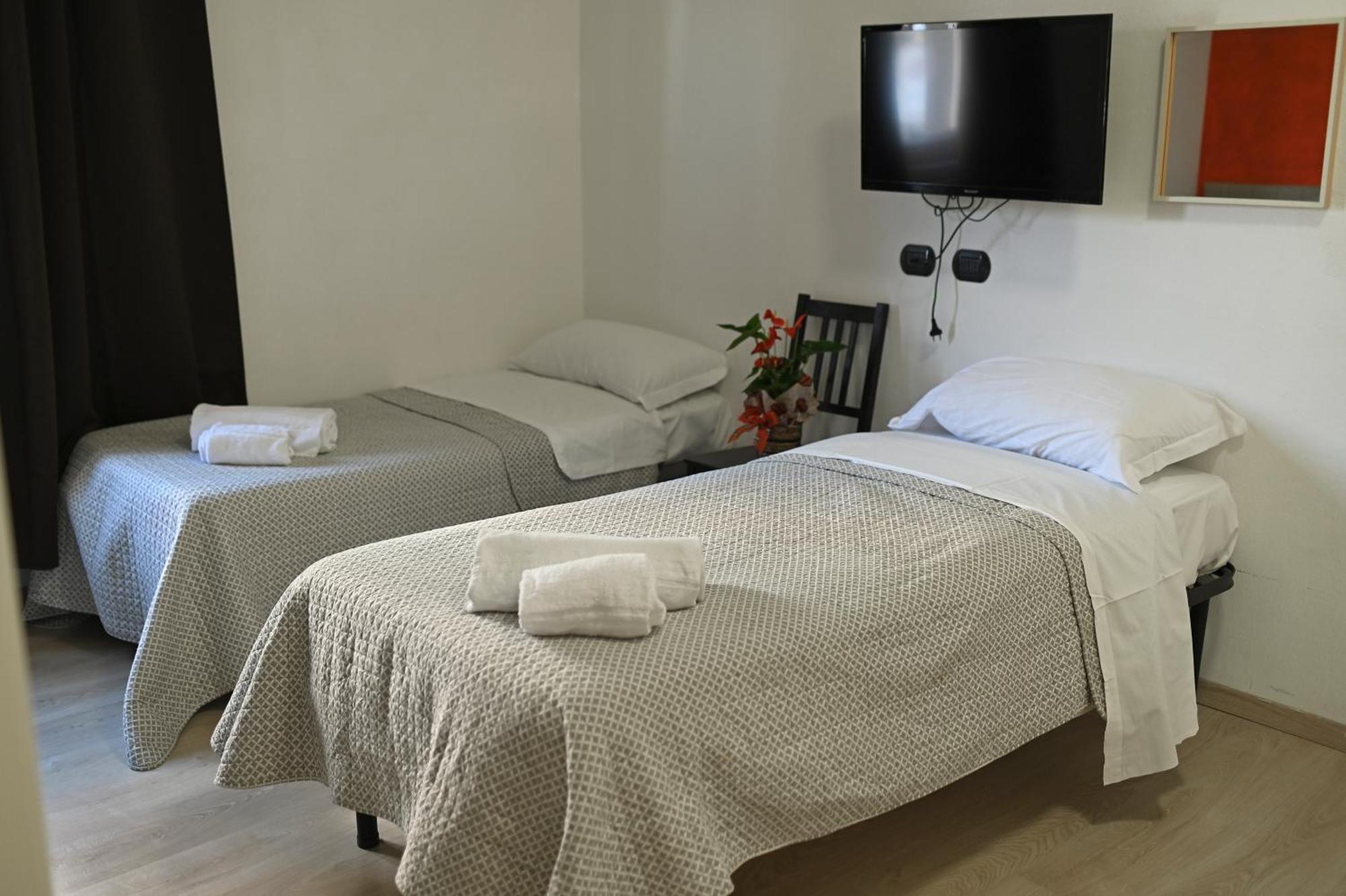 La Gloria Rho Private Rooms Only المظهر الخارجي الصورة